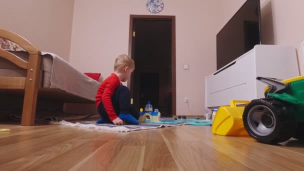 Rapaz brincalhão com carros de brinquedo — Vídeo de Stock