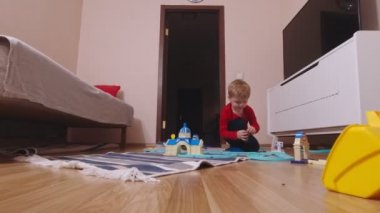 Oyuncak Çocuk ve Oyuncak Arabalar