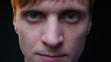 Adam başını kameraya çeviriyor.