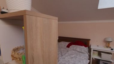 Çocuk yatakta zıplıyor.