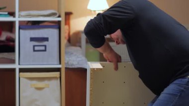 Bir Adam Mobilyaları Parçaladı