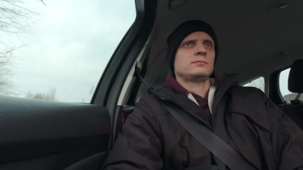 Homme monte dans la voiture — Video