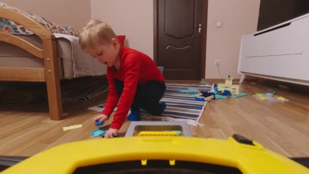 Little Boy bawić się zabawkami samochodowymi — Wideo stockowe