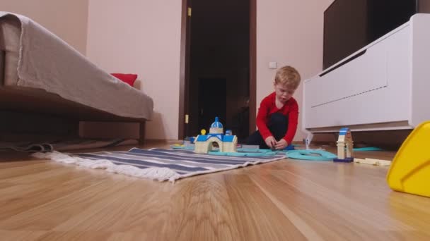 Дитина грає з іграшковими машинами — стокове відео