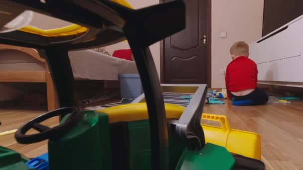 Kleine jongen spelen met graafmachine — Stockvideo