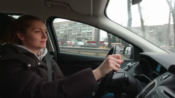 Kobieta śpiewa w samochodzie z dziewczyną — Wideo stockowe