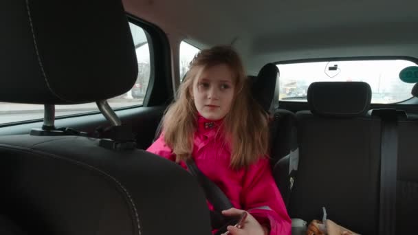Дівчина співає з жінкою в машині — стокове відео