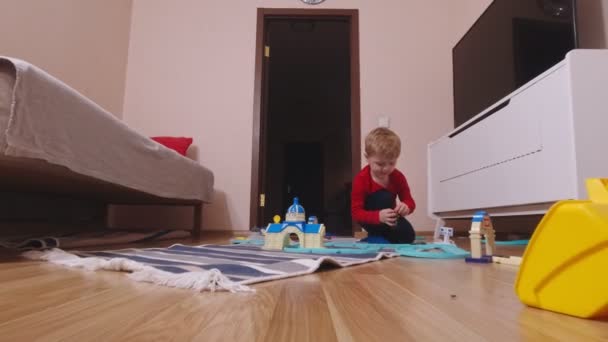 Играющий мальчик и игрушка — стоковое видео