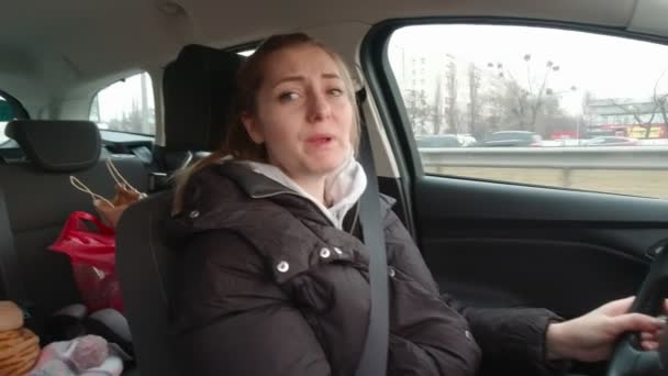 Mulher com menina cantando no carro câmera lenta — Vídeo de Stock