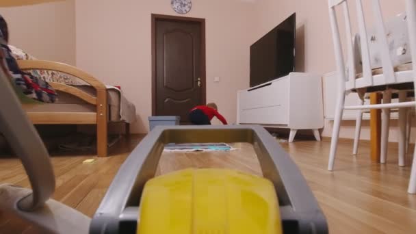 Anak Kecil Bermain Di Rumah — Stok Video