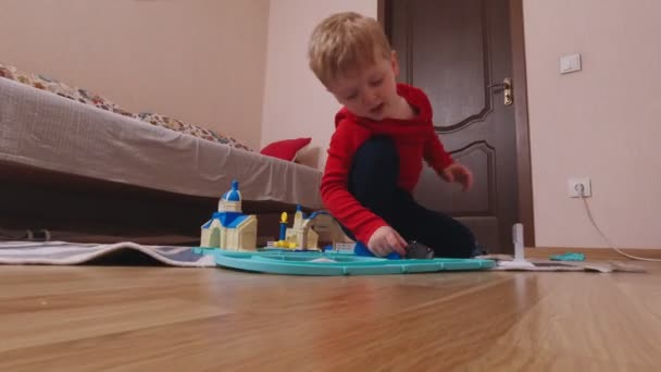 Çocuk Oyuncaklarla Oynuyor — Stok video