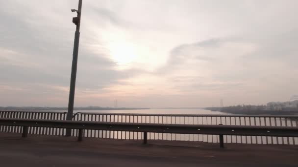 Вид з мосту до річки Повільний рух — стокове відео