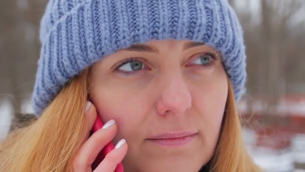 Donna che parla al telefono Close Up — Video Stock