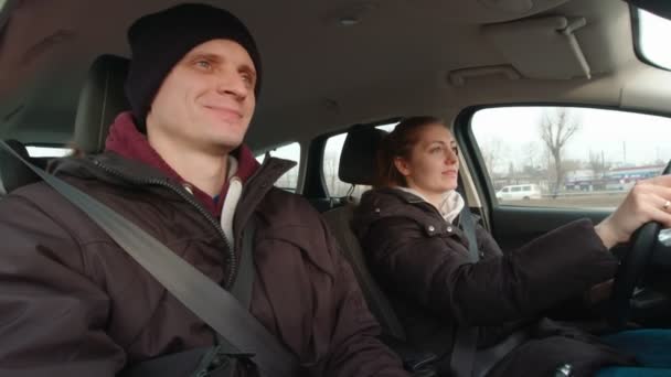 Сімейний спів в машині — стокове відео