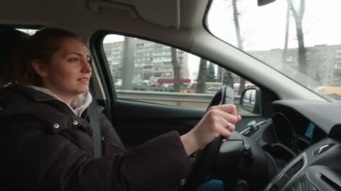 Yavaş Çekimde Şarkı Söyleyen Kadın