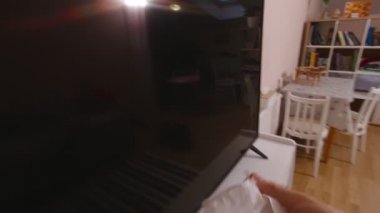 TV 'yi temizliyorum.