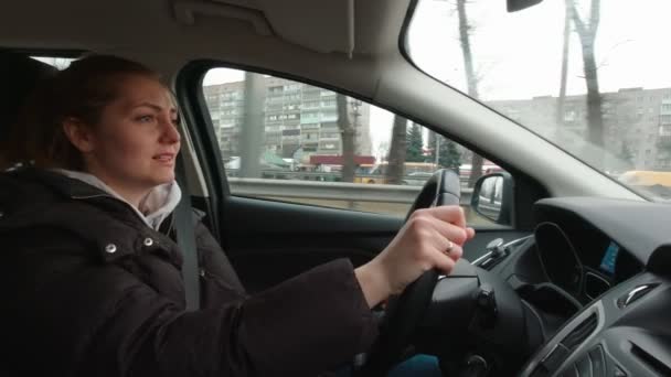 Жінка співає в автомобілі повільний рух — стокове відео