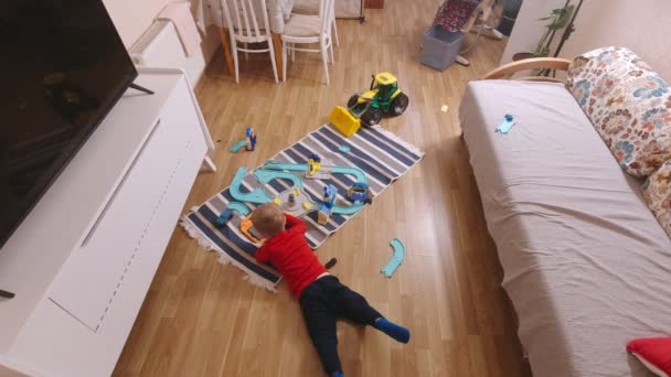 Chłopiec z tabletem leżącym na podłodze — Wideo stockowe
