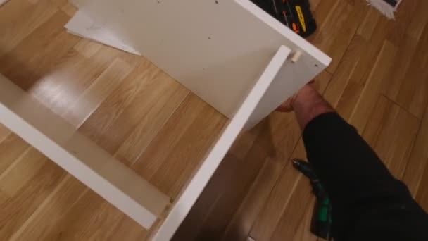 Mann montiert Möbel aus Sichtweise — Stockvideo