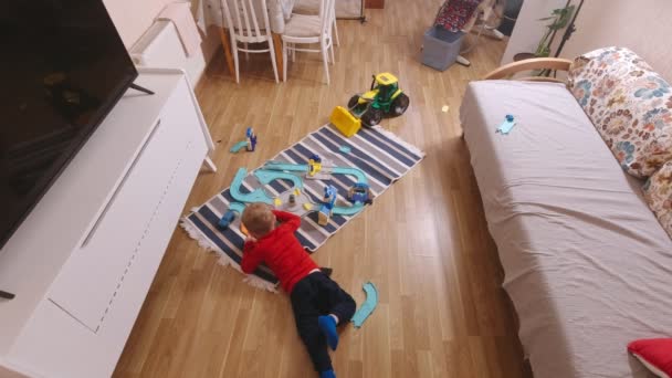 Niño con la tableta en el suelo — Vídeos de Stock