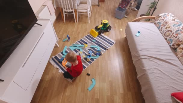 Junge liegt auf dem Boden — Stockvideo