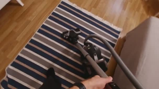 Tapis aspirateur homme — Video