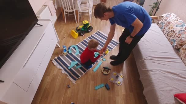 Chico jugando con padre — Vídeos de Stock