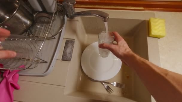 Man Rinsing Dishes — Stock video