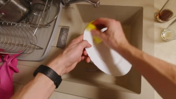Мужчина моет посуду — стоковое видео