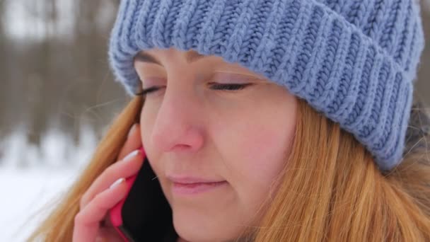 電話で話している女性をクローズ アップ — ストック動画