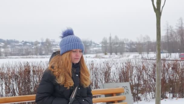 En kvinna är kall på vintern — Stockvideo