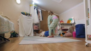 Kız Küçük Oğlanı Gücendirdi