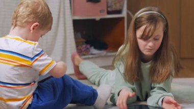 Erkek ve Kız Kardeş ve Gadgets