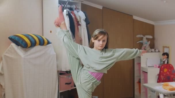 Gymnast flicka utövar — Stockvideo