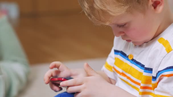 Kleine jongen met smartphone — Stockvideo