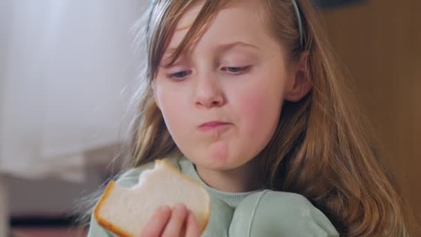 Dziewczyna jedząca chleb z bliska — Wideo stockowe