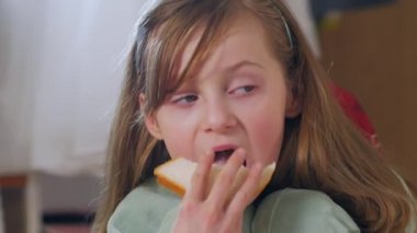 Ekmek Yiyen Kız Kapanışı