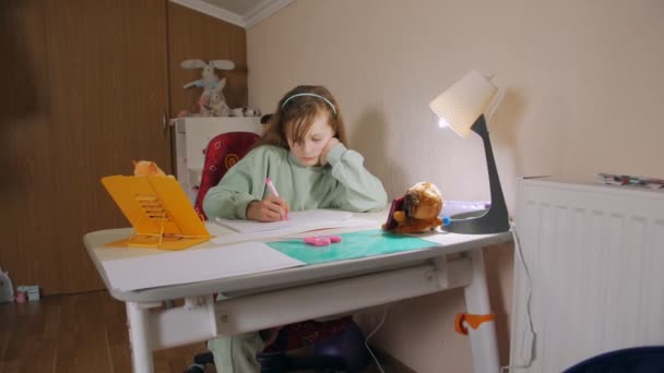 机の上の女の子が描く — ストック動画