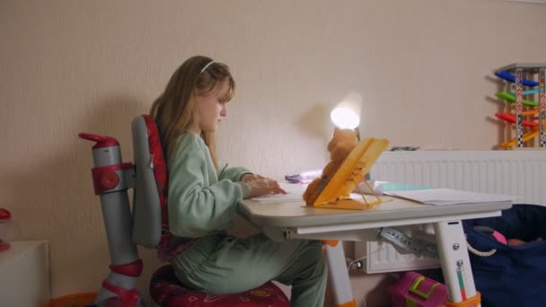 Девочка рисует дома — стоковое видео