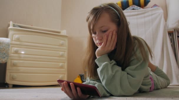 Nudná dívka dívá na telefon — Stock video