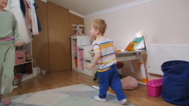 Niños corriendo por ahí — Vídeo de stock