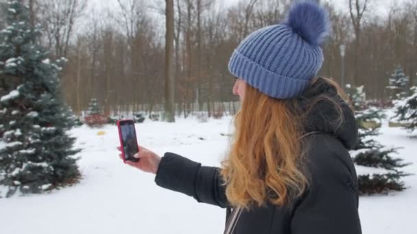 Kobieta kręcąca Selfie przez telefon — Wideo stockowe