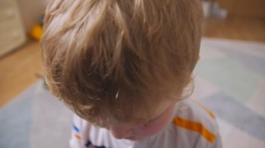 mutlu bir çocuk portresi