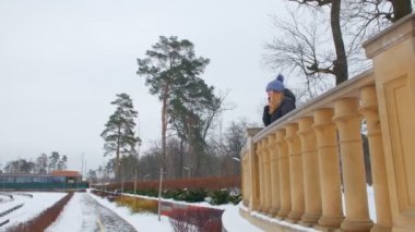 Telefonda Konuşan Olumlu Kadın