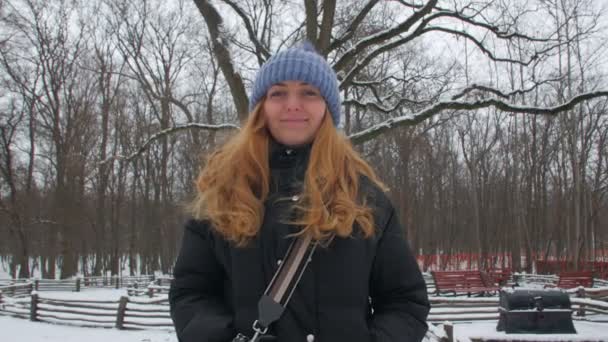Χειμώνα πορτρέτο μιας γυναίκας — Αρχείο Βίντεο
