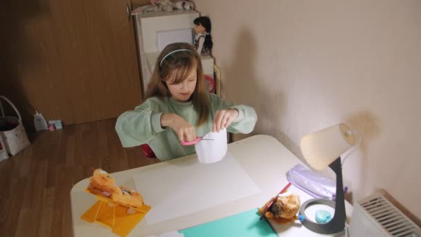 Κορίτσι κάνει βιοτεχνία χαρτιού — Αρχείο Βίντεο