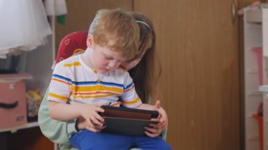 Kucağında bir oğlan tutan kız