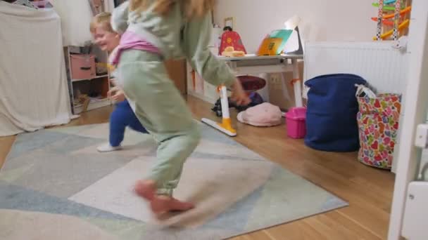 Niños jugando ponerse al día — Vídeos de Stock