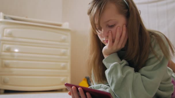 Fille regardant le téléphone et ennuyé — Video