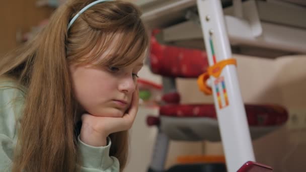 Primo piano di ragazza con un telefono — Video Stock